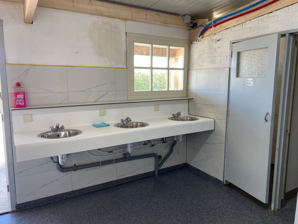 Schone, ruime wasruimte van Hoeve Voorwaarts met drie wastafels
