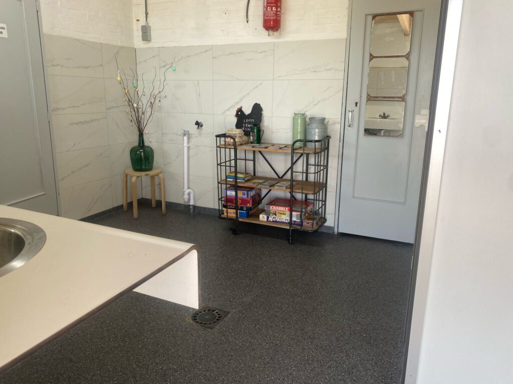 Gemeenschappelijke ruimte van Hoeve Voorwaarts met gezelschapsspellen, decoratie en een sfeervolle inrichting